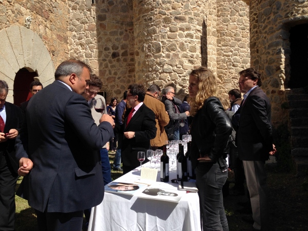 Rutas_vino_Madrid_Priceless_Madrid_catando_vino_Castillo_Coracera